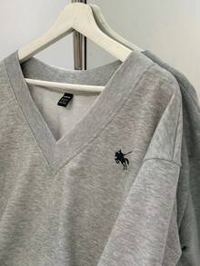 SHEIN EZwear Sudadera holgada de cuello en V para mujer de color azul marino, estilo universitario, con bordado minimalista y casual de un logo de caballo blanco, adecuada para otoño/invierno