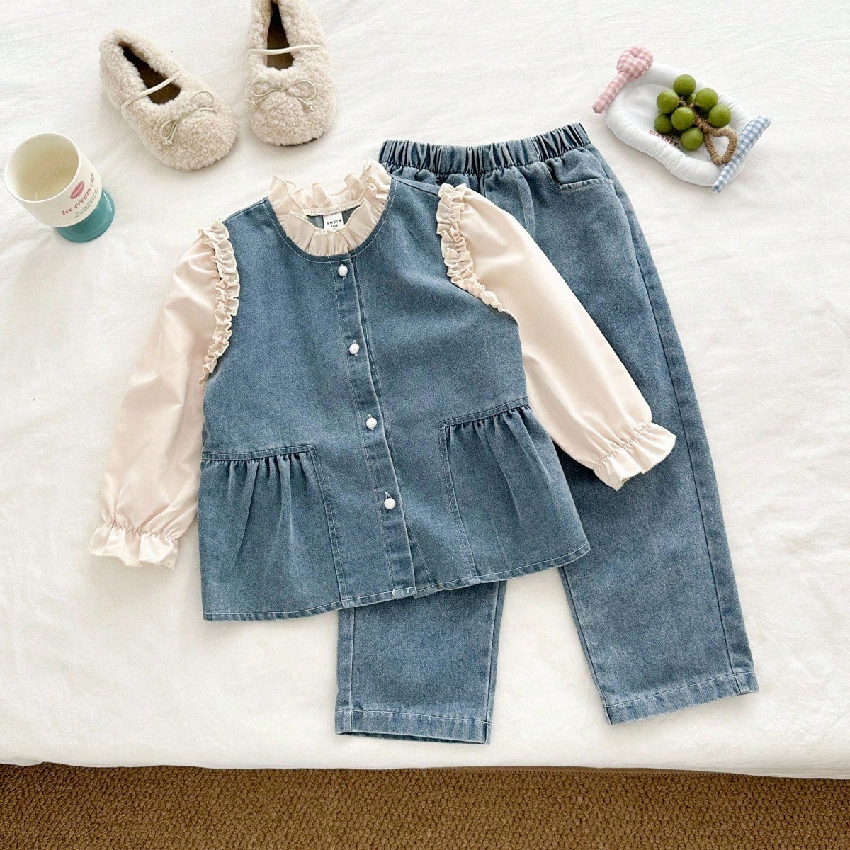 Set de 2 piezas para niñas pequeñas con blusa de manga larga con aspecto de jean y detalles florales, y pantalones de jean de corte holgado. Diseño