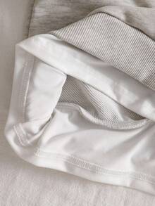 SHEIN 2 件套年轻男孩休闲燕麦色 Polo 领运动服上衣 + 裤子套装，舒适服装适合日常穿着和外出，适合上学、秋冬季 - 淺灰色 - 查看 5