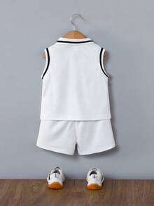 SHEIN Playful Pals 2 peças/conjunto Meninos Bebê Moda Casual Simples com Detalhe de Remendo de Letra, Acabamento Listrado Prático, Regata Tricotada Gola Pólo e Conjunto de Shorts Tricotados Cinza, Adequado para Uso Casual em Casa no Verão, Esportes ao Ar Livre e Uso Diário, Roupas Infantis, Roupas para Bebê, Conjunto de Bebê, Camisa Pólo para Bebê, Colete para Bebê, Short para Bebê, Conjunto para Bebê, 3M-3T - Branco - Visão 2