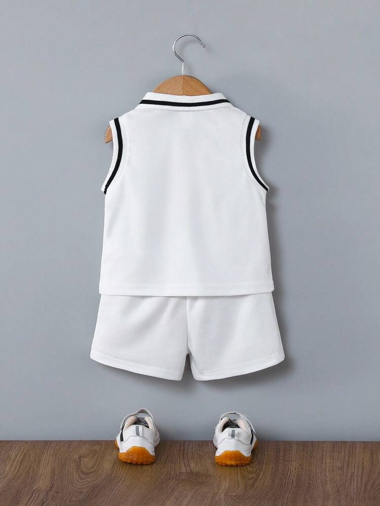 SHEIN Playful Pals 2 件套男婴休闲时尚简约字母贴片细节实用条纹饰边罗纹无袖 Polo 领灰色针织背心和针织短裤套装，适合夏季居家休闲、户外运动和日常穿着，儿童服装，幼儿服装，婴儿服装，婴幼儿服装，婴儿 Polo 衫，幼儿背心，幼儿短裤，婴儿套装，3M-3T - 白色 - 查看 2