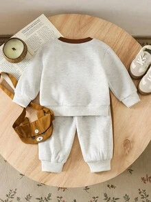 SHEIN 3 件套男婴幼儿新生儿 0-3 岁秋冬可爱泰迪熊斜挎包 + 长袖羊毛衫 + 裤子 3 件套服装套装 - 卡其色 - 查看 2