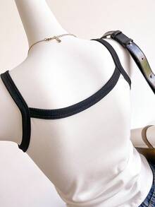 少女休闲百搭无袖上衣，修身撞色针织吊带背心，天蓝色/浅蓝色，适合外出、度假、上学、春夏穿着，白色露脐上衣