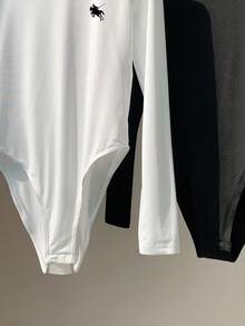 SHEIN BASICS 2 件套休闲简约风格“Old Money”黑白小马标志图案长袖圆领紧身衣，百搭分层单品，适合秋冬季 - 彩色 - 查看 5