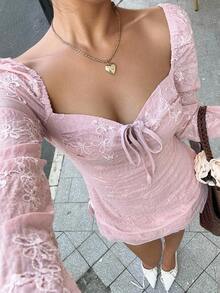 Sunnyshic Váy ngắn cổ loe tay loe viền xẻ, thêu hoa 3D thời trang thu đông - Màu Hồng baby - Xem 1