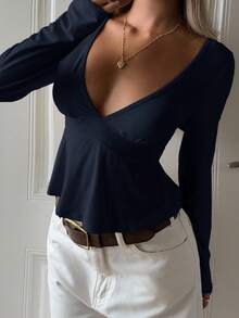 CovetEZ Camiseta de mujer con cuello en V azul marino, manga larga y bajo con volantes. Top azul marino de cuello en V profundo