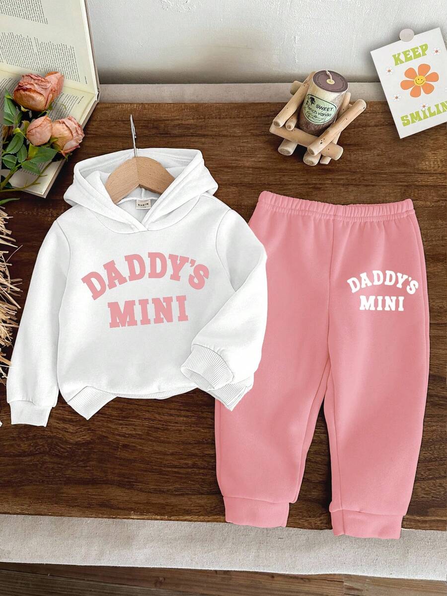 SHEIN Baby Girl Casual Minimalist "DADDY'S MINI" Letter Print Khaki Knit Soft Comfortable Hooded Loose Long Sleeve Sweatshirt And Pants Set, Suitable For Autumn/Winter Fall Baby Sweat Outfits Baby Girl Sweat Set Baby Tracksuit Daddys Little Girl Daddy And Me Matching Outfits Set - Multicolor - View 1