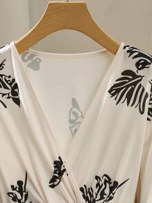 GlowEve فستان طويل متواضع بأكمام طويلة وطبعة زهور بياقة على شكل حرف V باللونين الأسود والأبيض للنساء - متعدد الألوان - مشاهدة 5