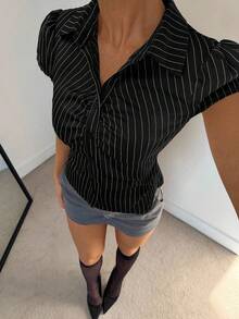 Siren Gaze Áo sơ mi nữ kẻ sọc tay ngắn cài cúc một hàng, kiểu dáng thường ngày, xếp ly, áo sơ mi kẻ sọc đen, áo sơ mi kẻ sọc ôm dáng, áo sơ mi ngắn tay cài cúc, áo thun gân, áo đen mùa hè - màu đen - Xem 3