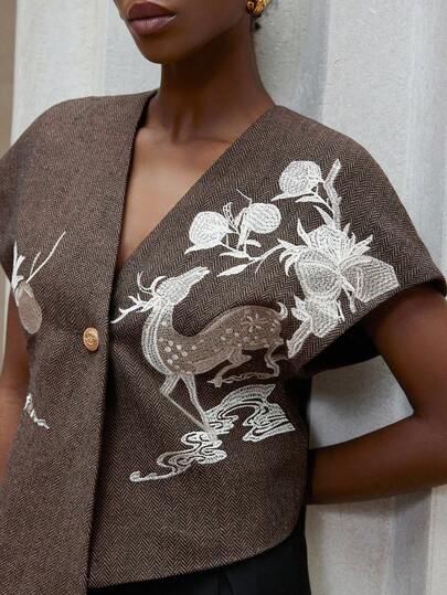 Aveloria Modichic 人字形 V 领不对称剪裁超大刺绣设计背心夹克