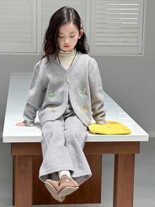 Dazy Kids 小女孩刺绣纽扣前长袖上衣和裤子毛衣套装 - 灰色 - 查看 2