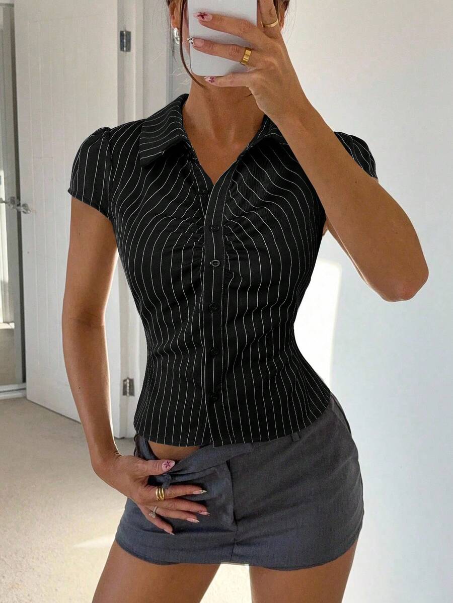 Siren Gaze Áo sơ mi nữ kẻ sọc tay ngắn cài cúc một hàng, kiểu dáng thường ngày, xếp ly, áo sơ mi kẻ sọc đen, áo sơ mi kẻ sọc ôm dáng, áo sơ mi ngắn tay cài cúc, áo thun gân, áo đen mùa hè - màu đen - Xem 1