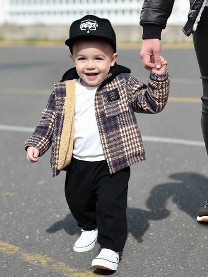 SHEIN Set de 2 piezas Chaqueta con capucha a rayas y a cuadros de color contrastante con pantalón de chándal de cintura elástica para bebé niño, estilo minimalista, que muestra la personalidad de los niños, adecuado para uso casual diario. Conjunto de ropa de invierno para bebé niño. Conjunto de chaqueta forrada térmicamente y pantalones a cuadros para bebé niño.