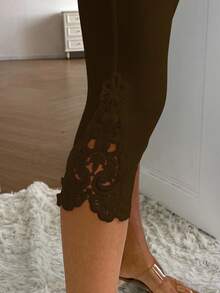 EMERY ROSE 女士弹力腰带撞色蕾丝七分紧身裤 - 咖啡棕 - 查看 6