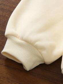 Genkimix Kids 男童新款活力字母刺绣落肩圆领宽松卫衣，采用寓意深刻的字母刺绣，展现男童的活力与朝气。宽松版型，舒适亲肤，适合日常穿着，上学、散步、郊游、野餐、骑自行车、购物等。方便家长为孩子穿脱。 - 米色 - 查看 5