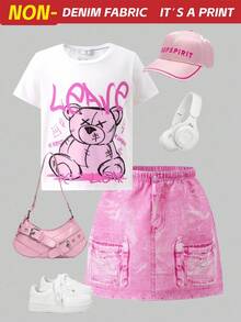 2件套年轻女孩服装：圆领短袖T恤，带有街头风格字母和泰迪熊图案，搭配粉色短裙。2025年返校季儿童学院风服装和校园运动装
