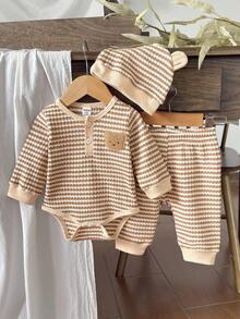 SHEIN Vintaside Kids 新生儿和男婴三件套条纹开胸泰迪熊图案长袖连体衣，搭配同色系裤子和帽子。全新时尚休闲款，适合居家和户外拍摄 - 棕色 - 查看 3