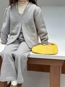 Dazy Kids 小女孩刺绣纽扣前长袖上衣和裤子毛衣套装 - 灰色 - 查看 1