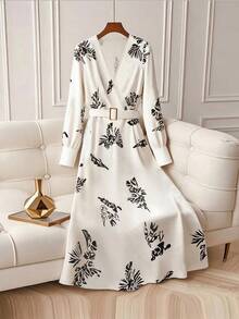 GlowEve فستان طويل متواضع بأكمام طويلة وطبعة زهور بياقة على شكل حرف V باللونين الأسود والأبيض للنساء - متعدد الألوان - مشاهدة 1