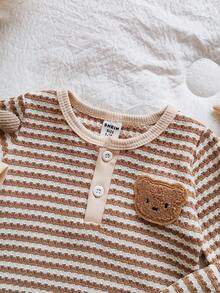 SHEIN Vintaside Kids 新生儿和男婴三件套条纹开胸泰迪熊图案长袖连体衣，搭配同色系裤子和帽子。全新时尚休闲款，适合居家和户外拍摄 - 棕色 - 查看 7