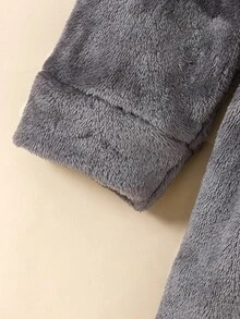 男婴深灰色字母刺绣长袖连帽抓绒睡袍，适合秋冬季穿着。 - 深灰色 - 查看 6