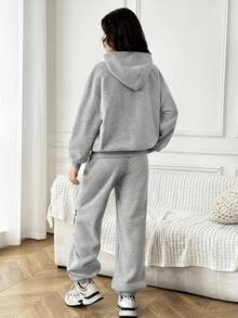 SHEIN 2 件套青少年女孩厚羊毛宽松休闲街头风格肖像和标语印花连帽衫和宽松抽绳裤，适合秋冬季居家、上学、外出，灰色 - 淺灰色 - 查看 2