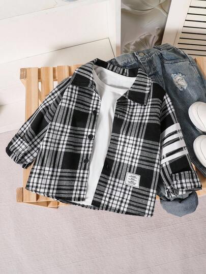 SHEIN Explorewe 一件男童时尚黑白格子长袖衬衫，面料柔软舒适，袖子印花设计，版型百搭，适合2025年返校季、儿童休闲穿着及校园运动秋冬穿着。