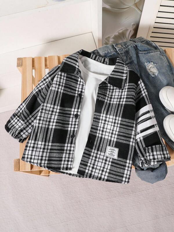 SHEIN Explorewe 一件男童时尚黑白格子长袖衬衫，面料柔软舒适，袖子印花设计，版型百搭，适合2025年返校季、儿童休闲穿着及校园运动秋冬穿着。