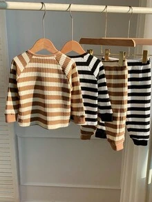 SHEIN Set de pijamale 2 buc pentru bebeluși băieți, cu guler rotund, mânecă lungă, top și pantaloni cu dungi, tricotate, confortabile, casual, lejere - Multicolor - Vizualizare 2