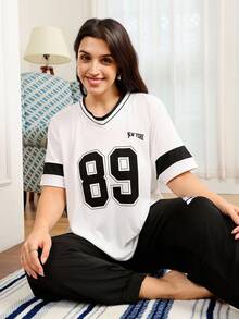 加大码不对称彩色正面和数字印花短袖白色上衣、字母印花裤睡衣套装 - 白色 - 查看 7