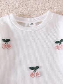 Conjunto de 2 peças para meninas, composto por calça flare vermelha de manga comprida com textura listrada em tricô e camiseta com estampa de cereja. Roupa casual e confortável, perfeita para o outono/inverno. - Branco - Ver 6