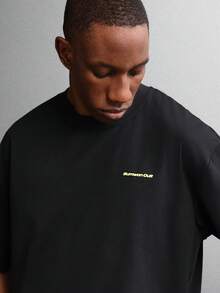 SUMWON 宽松剪裁短款 T 恤，带有链条设计图案印花银钥匙吊坠饰物背面印花街头服饰系列节日休闲夏季 - 黑色 - 查看 4