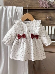 SHEIN Vintaside Kids فستان طفلة حديثة الولادة بياقة مستديرة، مطرز بطبعات كرزية كرتونية، أكمام طويلة، فيونكة حمراء، أنيق وجذاب، مناسب لجميع الفصول، طراز جديد - ابيض واحمر - مشاهدة 4