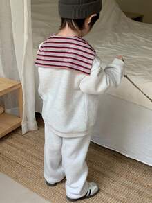 SHEIN 3 件幼儿男童时尚运动套装、2 件休闲卫衣和裤子套装、3 件卡通字母针织披肩套装、男婴校园风格上衣和裤子套装 - 彩色 - 查看 2