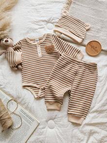 SHEIN Vintaside Kids 新生儿和男婴三件套条纹开胸泰迪熊图案长袖连体衣，搭配同色系裤子和帽子。全新时尚休闲款，适合居家和户外拍摄 - 棕色 - 查看 1