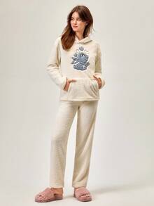 Loomlin Set Bunny Bliss Dream – Pijamale ultra moi și pufoase în culoarea cremului de vanilie, drăgălășenie de culcare și moliciune divină, material Sherpa ultra pufos, croială lejeră și talie elastică pentru confort pe tot parcursul nopții, hanorac supradimensionat cu buzunar frontal tip marsupiu