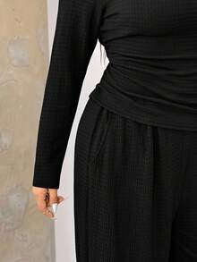 SHEIN EZwear 2pcs/Set Plus Size Women Textured Crew Neck Long Sleeve T-Shirt And Pants Set, Black