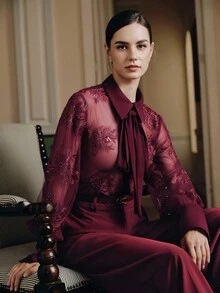 Anewsta Valentinstag Urlaubsstil Pailletten Stickerei transparente Langarm Stehkragen Damen Bluse mit Schleife - Bordeaux - Übersicht 1