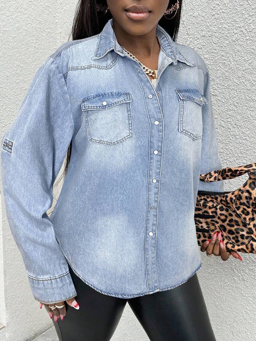 Slaydiva 大碼翻蓋口袋捲邊袖牛仔襯衫 - 淺色水洗藍 - 查看 1