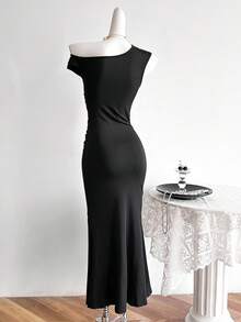 SHEIN Sweetra Young 优雅休闲黑色针织不对称领口长裙，少女露肩百褶腰身，鱼尾下摆，简约优雅长裙