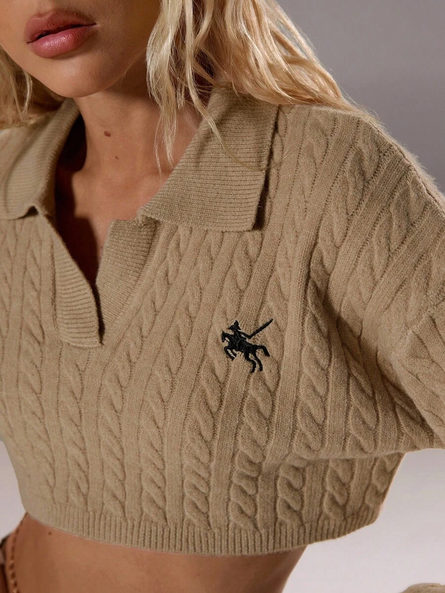 SHEIN Unity 1 件女式卡其色 Polo 领套头衫,简约设计,带有小马标志和电缆图案,短款款式,休闲时尚,适合秋冬 - 卡其色 - 查看 1