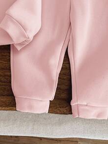 SHEIN ModeFlare Wear 女婴可爱简约爱心英文文字针织柔软厚连帽卫衣套装，适合秋冬季 - 粉色 - 查看 4
