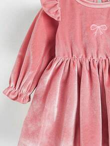 SHEIN 春秋季宝宝女童儿童时尚简约可爱甜美粉色天鹅绒柔软面料花蕾长袖圆领蝴蝶结图案纽扣上衣日常穿搭必备 - 紅木色 - 查看 3