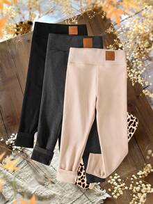 SHEIN LMoss Kids 3 Stücke/Set Dicke thermisch gefütterte Leggings für Kleine Mädchen in Schwarz, Grau und Apricot. Kaufen Sie 1 und erhalten Sie 3 Thermisch gefütterte Hosen in Schwarz, Grau und Beige als vielseitig kombinierbare Basis-Bodenschicht in einem Dreier-Pack. Warm und bequem, geeignet für Herbst und Winter, für den Hausgebrauch, Outdoor-Aktivitäten, Schule und Lässig. Im selben Stil wie bei meiner Mutter, meiner Schwester und meiner jüngeren Schwester.