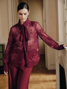 Anewsta Valentinstag Urlaubsstil Pailletten Stickerei transparente Langarm Stehkragen Damen Bluse mit Schleife - Bordeaux - Übersicht 3