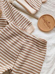 SHEIN Vintaside Kids 新生儿和男婴三件套条纹开胸泰迪熊图案长袖连体衣，搭配同色系裤子和帽子。全新时尚休闲款，适合居家和户外拍摄 - 棕色 - 查看 8