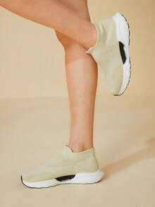 CUCCOO BASICS Women's White Knit Fabric Slip-On Sneakers, Fashionable, Lightweight, Comfortable, Breathable, Suitable For Walking, Running, Outdoor Activities