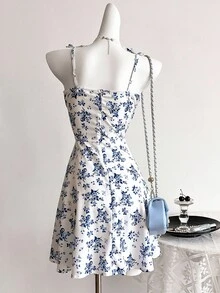 SHEIN Sweetra Young 青少年（女孩）连衣裙，可调节细肩带，蝴蝶结装饰，蓝白花卉印花，褶皱吊带短摆连衣裙，适合夏季 - 藍色 - 查看 2
