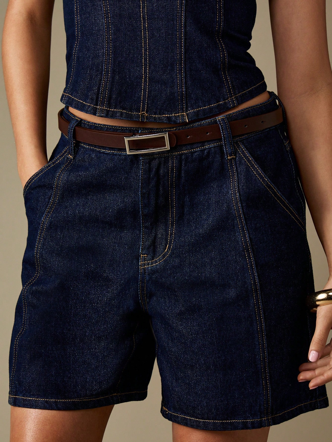 MISSGUIDED Cinturón de cuero con hebilla metálica rectangular de diseño moderno