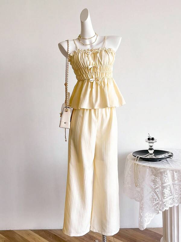 SHEIN Sweetra Young Set de 2 piezas de top con tirantes con volantes y pantalones para adolescentes, decoración de moño, moda casual para vacaciones y uso diario